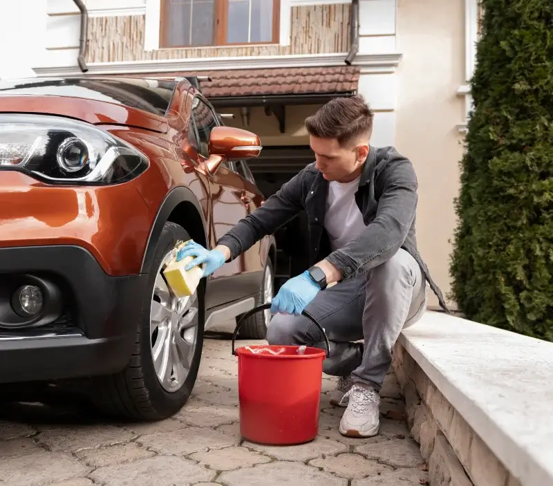 Lavage auto à domicile Villeneuve-la-Comptal : professionnel intervenant sur un véhicule